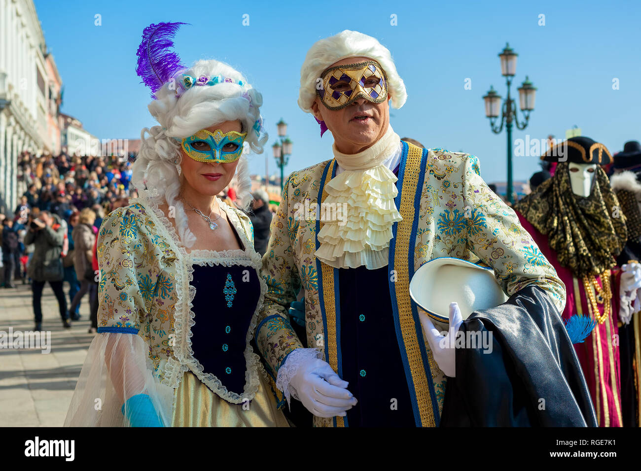 Coppia di partecipanti non identificato nel vintage coloratissimi costumi e  maschere durante il famoso e tradizionale Carnevale di Venezia Foto stock -  Alamy