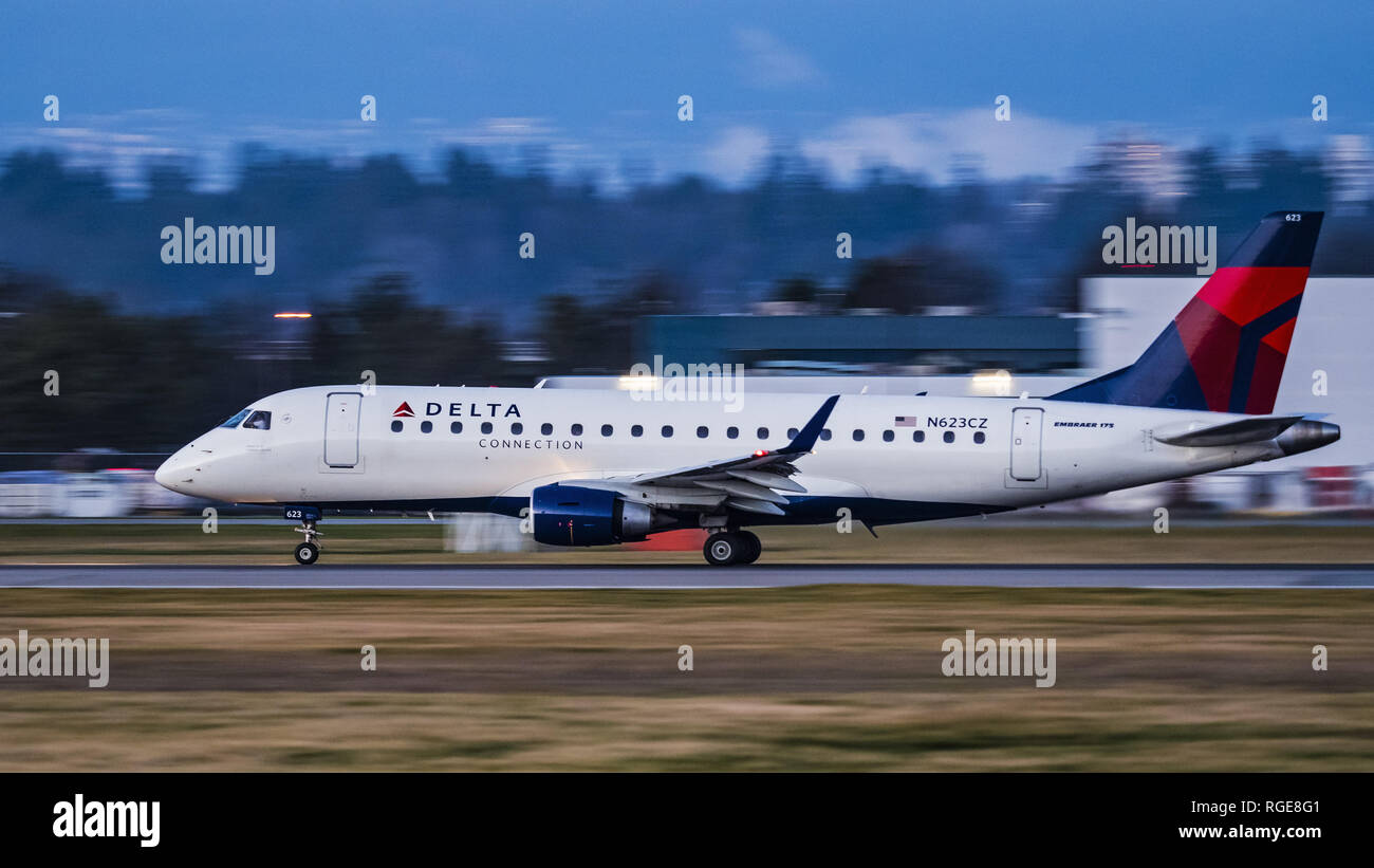 Richmond, British Columbia, Canada. 27 gennaio, 2019. Un collegamento a triangolo (Compass Airlines) Embraer 175 (N623CZ) aereo jet decolla al crepuscolo e dall'Aeroporto Internazionale di Vancouver. L'aereo di linea è di proprietà e gestito da Compass Airlines e vola sotto contratto di Delta Air Lines. Credito: Bayne Stanley/ZUMA filo/Alamy Live News Foto Stock