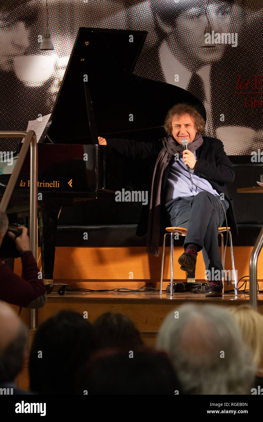Milano, Italia. Il 28 gennaio 2019. Pianista e Compositore italiano Roberto  Cacciapaglia incontra i fan e