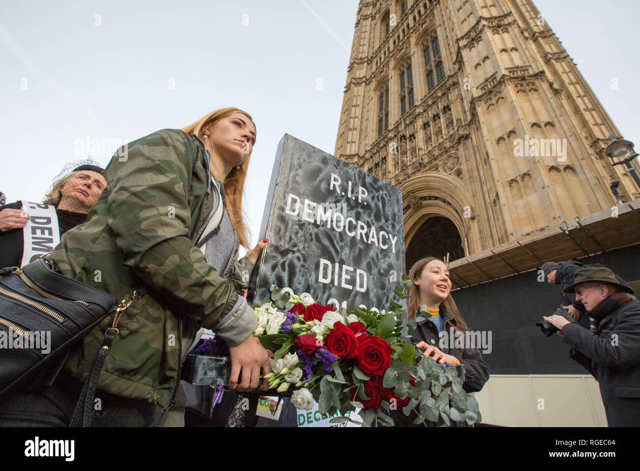 Londra, Regno Unito. 29 gen, 2019. Pro Brexit manifestanti marzo fuori le case del Parlamento tenendo un oggetto contrassegnato per la rimozione definitiva che legge R.I.P democrazia il giorno delle votazioni sugli emendamenti alla legge di ritiro. Credito: George Wright Cracknell/Alamy Live News Foto Stock
