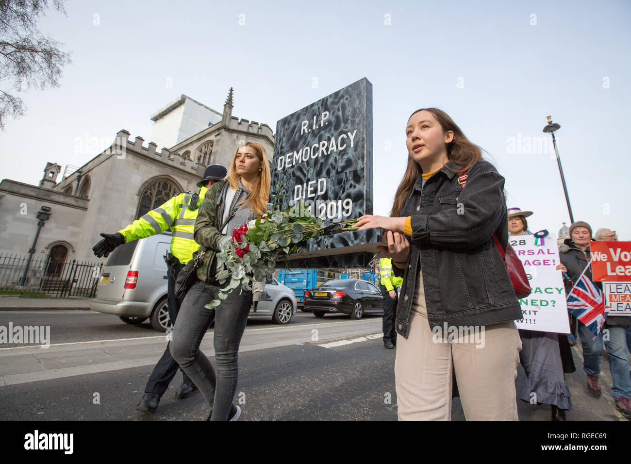 Londra, Regno Unito. 29 gen, 2019. Pro Brexit manifestanti marzo fuori le case del Parlamento tenendo un oggetto contrassegnato per la rimozione definitiva che legge R.I.P democrazia il giorno delle votazioni sugli emendamenti alla legge di ritiro. Credito: George Wright Cracknell/Alamy Live News Foto Stock