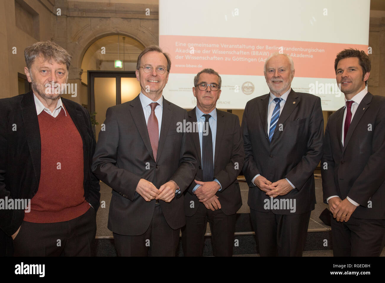 29 gennaio 2019, Berlin: Wolfgang Klein (l-r), linguista, Thomas Rachel (CDU), Segretario di Stato presso il ministero federale dell'istruzione e della ricerca, Andreas Gardt, Presidente dell'Akademie der Wissenschaften Göttingen (AdGW), Martin Grötschel, Presidente della Berlin-Brandenburgische Akademie der Wissenschaften (BBAW), e Steffen Krach (SPD), Segretario di Stato per la scienza e la ricerca in Berlino, prenderà parte all'evento inaugurale del "centro digitale per la Lessicografia della lingua tedesca". Le quattro accademie delle scienze di Berlino, Göttingen, Lipsia e Magonza desidera creare un digital informa Foto Stock