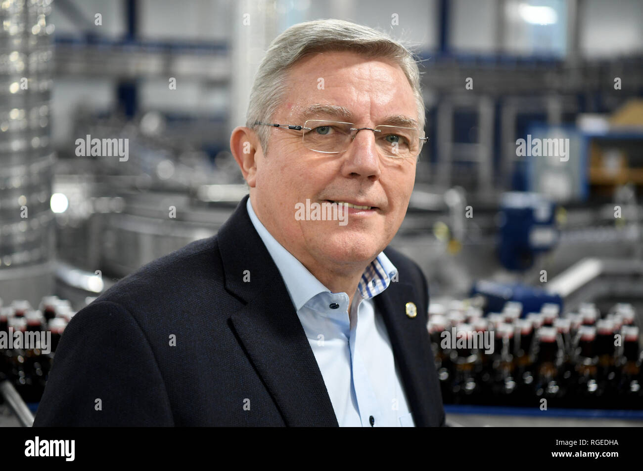 Flensburg, Germania. 28 gen, 2019. Hans-Peter Heyen, Managing Director di Flensburger Brewery, sorge in corrispondenza di una birreria di linee di imbottigliamento. Alla conferenza stampa annuale su 31.01.2019, la birreria informerà circa il risultato dei business e sviluppo. Credito: Carsten Rehder/dpa/Alamy Live News Foto Stock