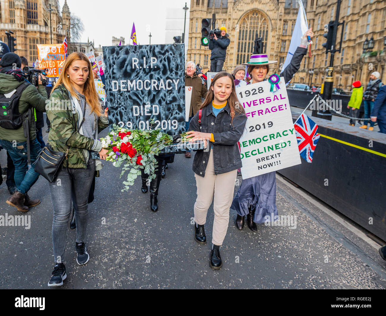 Londra, Regno Unito. 29 gen 2019. Un oggetto contrassegnato per la rimozione definitiva con RIP democrazia scritto su di esso conduce ad un pro-brexit mini marzo che, consentita dall'polce, blocca temporaneamente la strada al di fuori di questo Parlamento - Lasciare significa lasciare e SODEM, pro UE, i manifestanti continuano a fare i loro punti, affiancate al di fuori del Parlamento come la prossima votazione su Theresa Maggio il piano è a causa di questa sera. Credito: Guy Bell/Alamy Live News Foto Stock