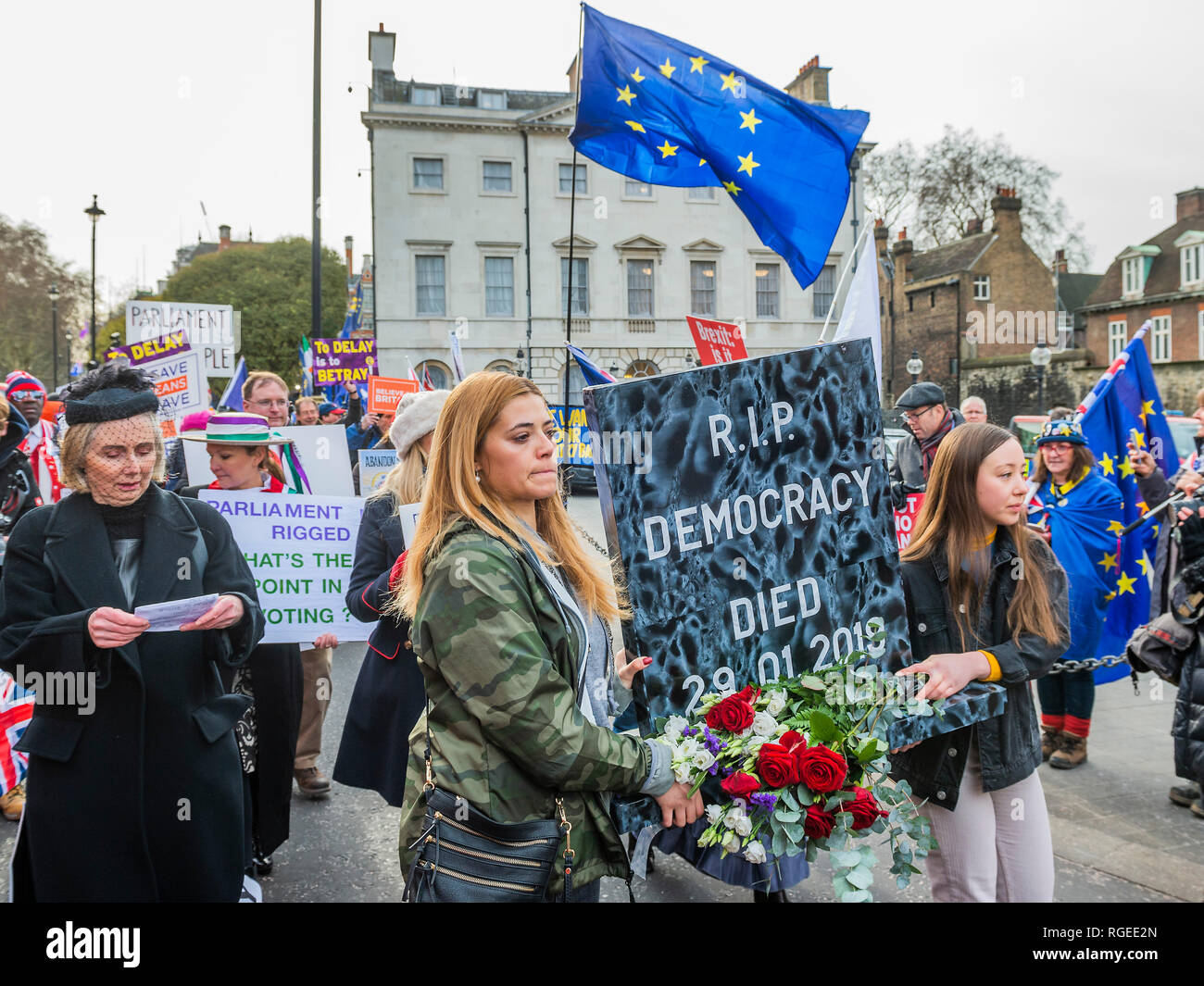 Londra, Regno Unito. 29 gen 2019. Un oggetto contrassegnato per la rimozione definitiva con RIP democrazia scritto su di esso conduce ad un pro-brexit mini marzo che, consentita dall'polce, blocca temporaneamente la strada al di fuori di questo Parlamento - Lasciare significa lasciare e SODEM, pro UE, i manifestanti continuano a fare i loro punti, affiancate al di fuori del Parlamento come la prossima votazione su Theresa Maggio il piano è a causa di questa sera. Credito: Guy Bell/Alamy Live News Foto Stock