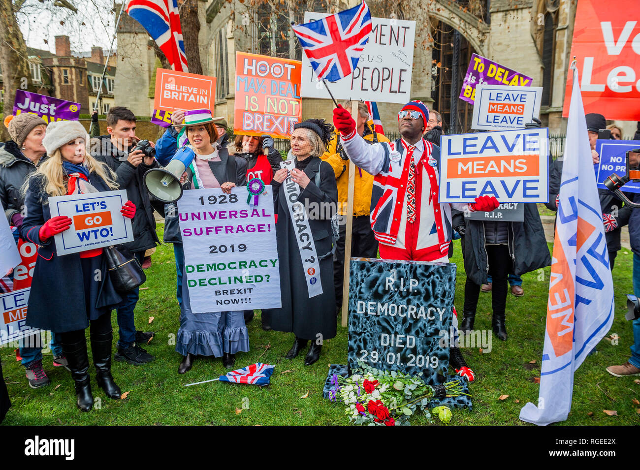 Londra, Regno Unito. 29 gen 2019. Lasciare significa lasciare e SODEM, pro UE, i manifestanti continuano a fare i loro punti, affiancate al di fuori del Parlamento come la prossima votazione su Theresa Maggio il piano è a causa di questa sera. Credito: Guy Bell/Alamy Live News Foto Stock