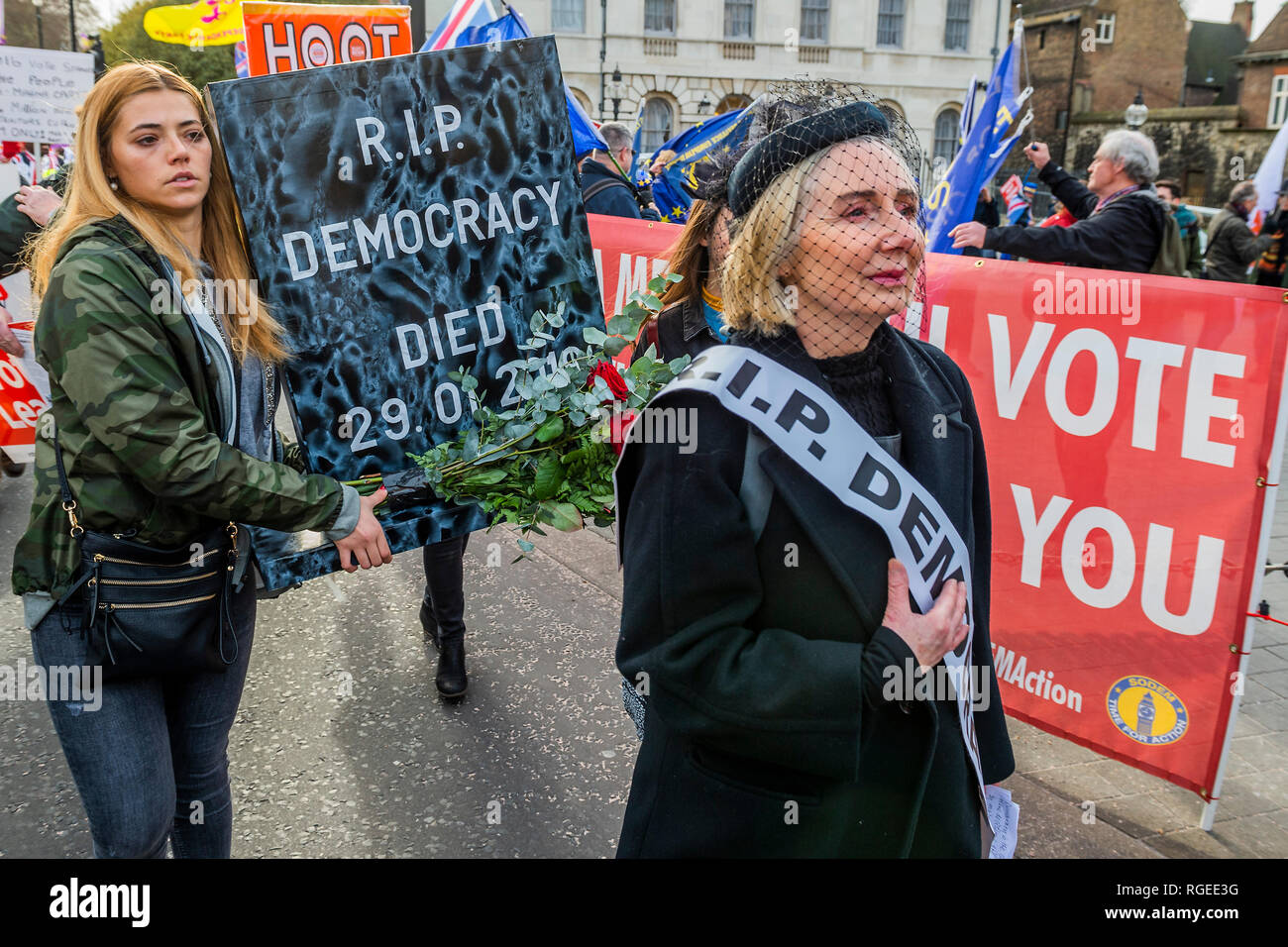 Londra, Regno Unito. 29 gen 2019. Un oggetto contrassegnato per la rimozione definitiva con RIP democrazia scritto su di esso conduce ad un pro-brexit mini marzo che, consentita dall'polce, blocca temporaneamente la strada al di fuori di questo Parlamento - Lasciare significa lasciare e SODEM, pro UE, i manifestanti continuano a fare i loro punti, affiancate al di fuori del Parlamento come la prossima votazione su Theresa Maggio il piano è a causa di questa sera. Credito: Guy Bell/Alamy Live News Foto Stock