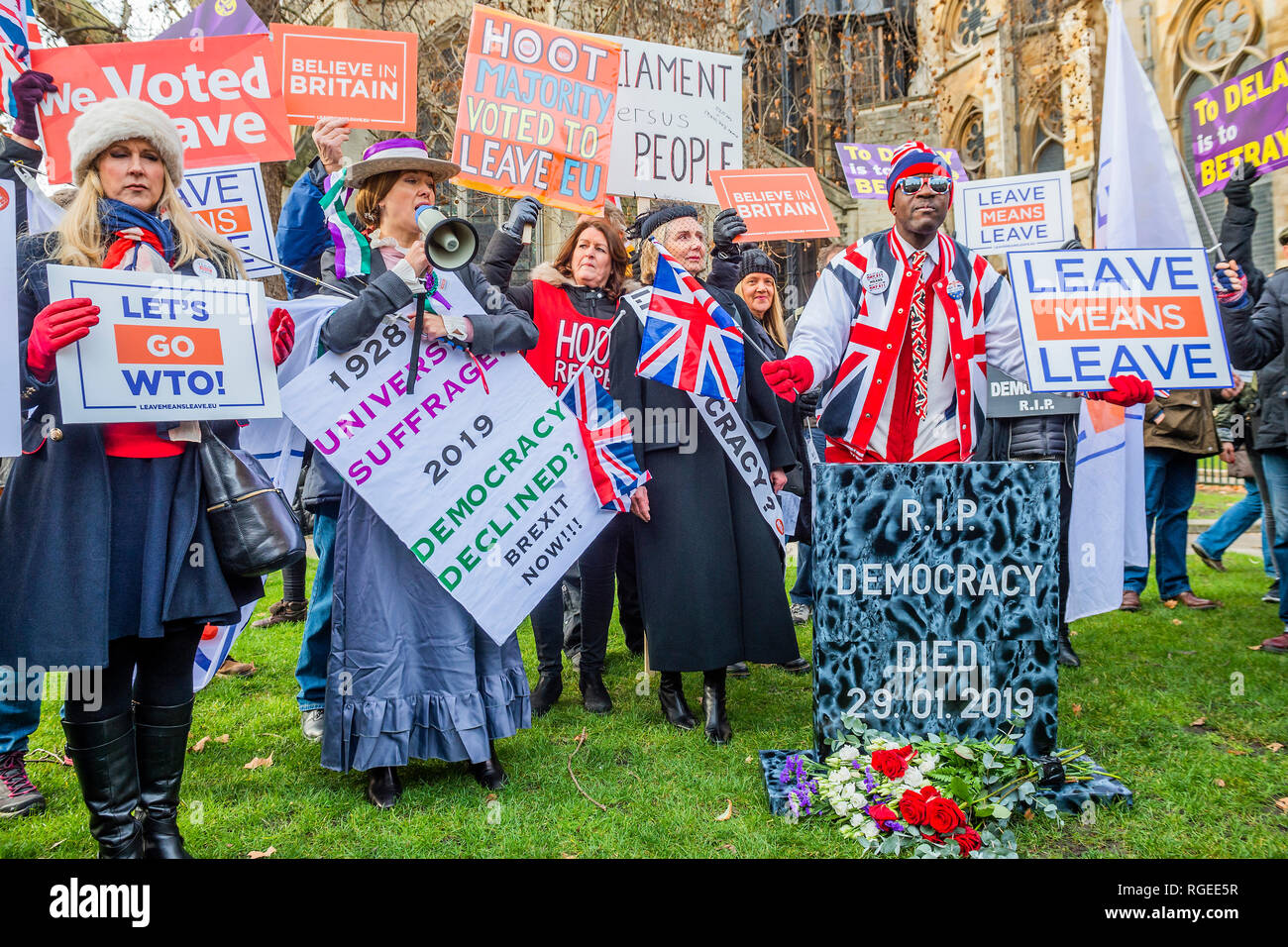 Londra, Regno Unito. 29 gen 2019. Lasciare significa lasciare e SODEM, pro UE, i manifestanti continuano a fare i loro punti, affiancate al di fuori del Parlamento come la prossima votazione su Theresa Maggio il piano è a causa di questa sera. Credito: Guy Bell/Alamy Live News Foto Stock