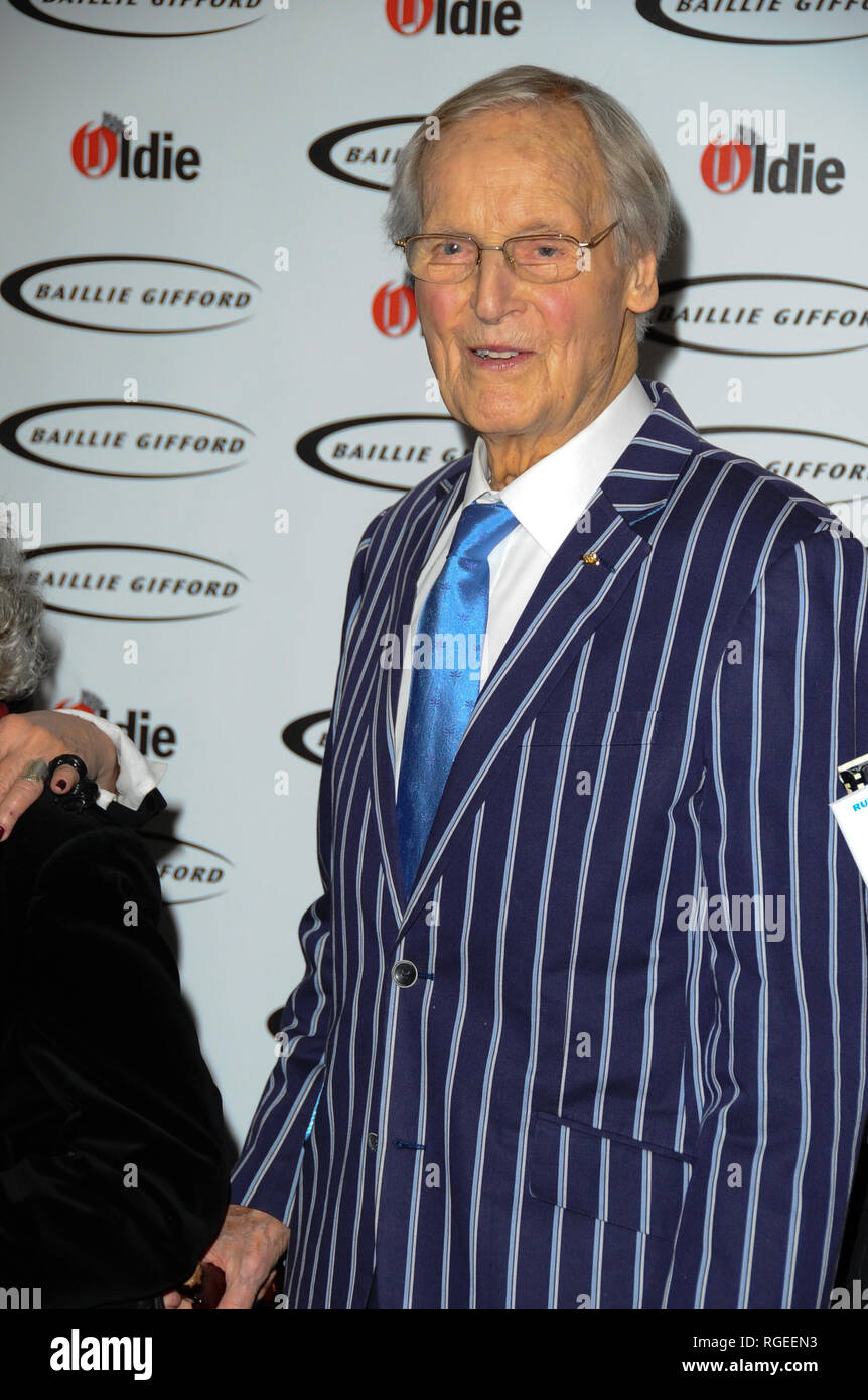 Nicholas Parsons visto arrivare per la Oldie premi a The Simpsons, sullo Strand a Londra. Foto Stock