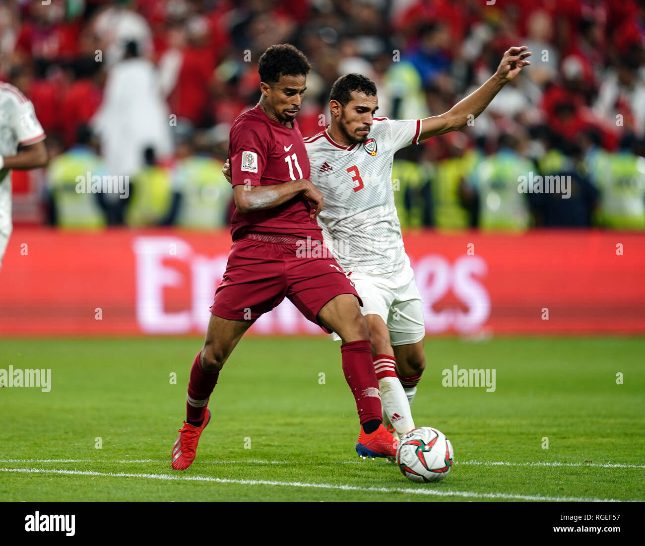 29 Gennaio 2019 : Akram Afif del Qatar e Walid Abbas di Emirati Arabi Uniti impegnativo per la sfera durante il Qatar v UAE a Abu Dhabi Abu Dhabi, Emirati arabi uniti, AFC Asian Cup, Asian campionato di calcio. Ulrik Pedersen/CSM. Foto Stock