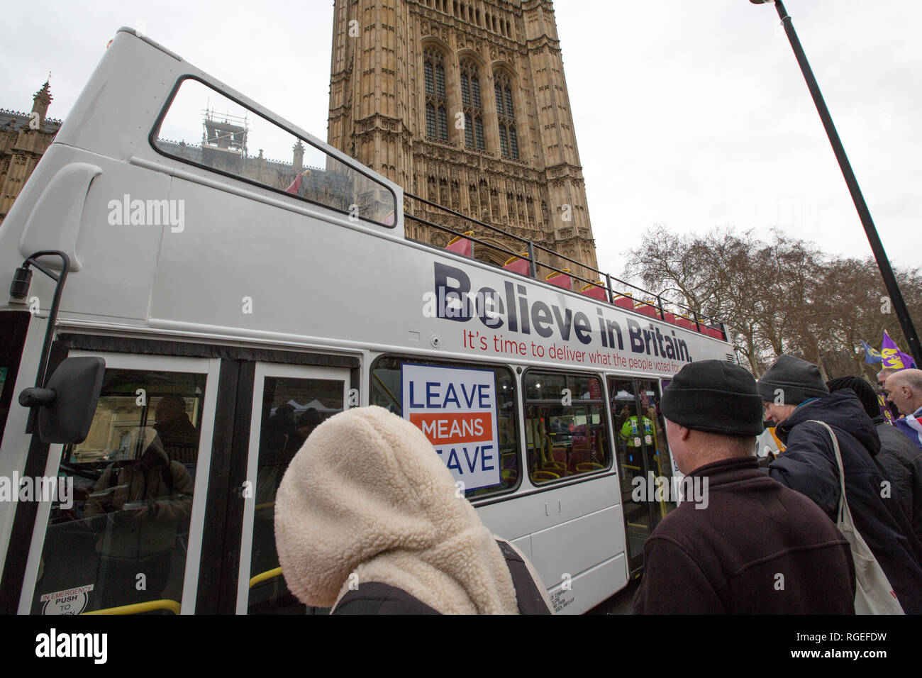 London , REGNO UNITO. 29 gennaio , 2019 .Pro e anti Brexit manifestanti dimostrare al di fuori della sede del Parlamento il giorno delle votazioni sugli emendamenti alla legge di ritiro. Credito : George Cracknell Wright /Alamy Live News Foto Stock