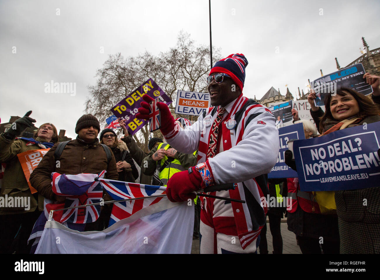 London , REGNO UNITO. 29 gennaio , 2019 .Pro e anti Brexit manifestanti dimostrare al di fuori della sede del Parlamento il giorno delle votazioni sugli emendamenti alla legge di ritiro. Credito : George Cracknell Wright /Alamy Live News Foto Stock