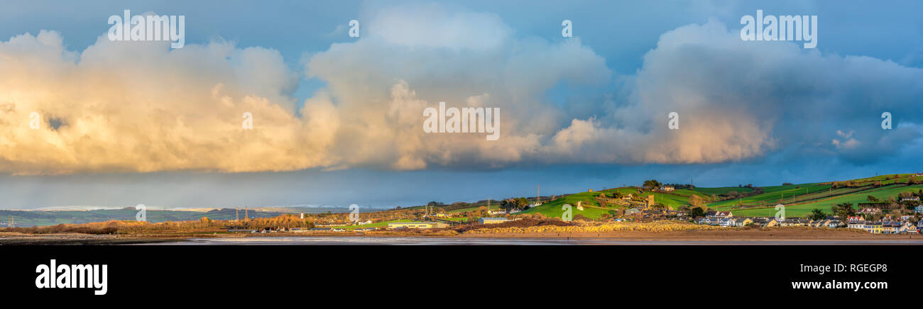 Instow, Devon, Regno Unito. Il 29 gennaio, 2019. Meteo - 29 gennaio 2019. Gli ultimi raggi di sole rompere attraverso il cloud pesante dopo un umido e nuvoloso giorno nel North Devon. Nella distanza, nevicata fresca può essere visto su Exmoor come temperature inizia a cadere, anche in assenza di neve è attualmente previste per la piccola città costiera di Instow in primo piano. Credito: Terry Mathews/Alamy Live News Foto Stock