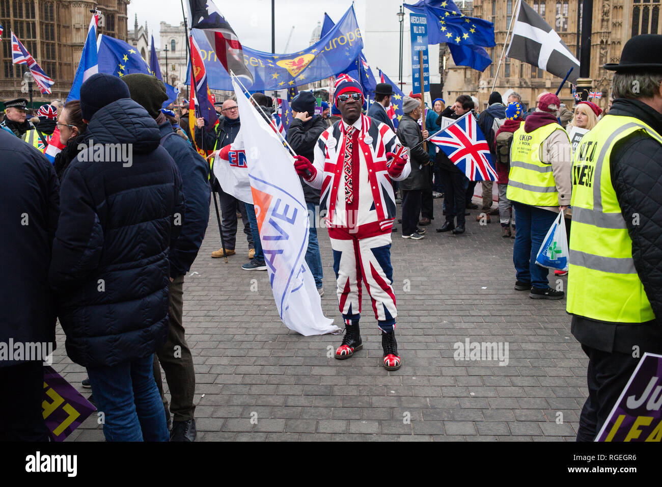 Londra REGNO UNITO 29 gen 2019 un pro-attivista Brexit vestito in unione bandiera vestiti a tema dimostra di fronte al Palazzo del Parlamento a Londra il giorno MPs votazione sulla revoca dell'UE trattare gli emendamenti. Credito: Thabo Jaiyesimi/Alamy Live News Foto Stock