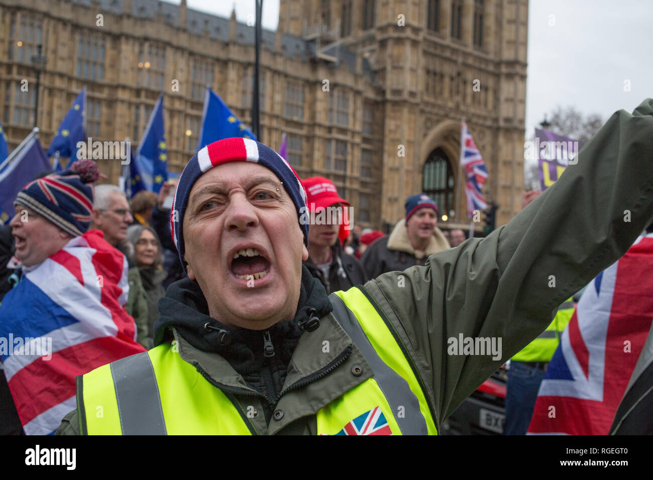 Londra REGNO UNITO 29 gen 2019 Pro-Brexit manifestanti chant e wave flag di unione come essi dimostrano al di fuori le case del Parlamento nel centro di Londra il giorno MPs votazione sulla revoca dell'UE trattare gli emendamenti. Credito: Thabo Jaiyesimi/Alamy Live News Foto Stock