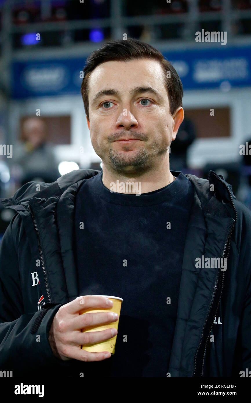 Magdeburg, Germania. 29 gen, 2019. Calcio: Seconda Bundesliga, XIX giornata, 1° FC Magdeburg - FC Erzgebirge Aue in MDCC-Arena. Aue allenatore Daniel Meyer è sul campo prima che il gioco comincia. Credito: Joachim Sielski/dpa-Zentralbild/dpa - NOTA IMPORTANTE: In conformità con i requisiti del DFL Deutsche Fußball Liga o la DFB Deutscher Fußball-Bund, è vietato utilizzare o hanno utilizzato fotografie scattate allo stadio e/o la partita in forma di sequenza di immagini e/o video-come sequenze di foto./dpa/Alamy Live News Foto Stock