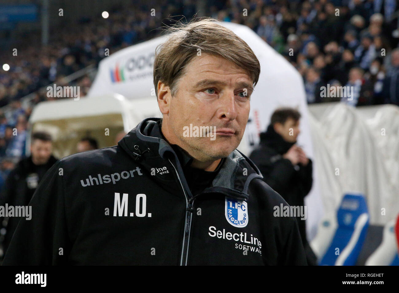 Magdeburg, Germania. 29 gen, 2019. Calcio: Seconda Bundesliga, XIX giornata, 1° FC Magdeburg - FC Erzgebirge Aue in MDCC-Arena. Magdeburg coach Michael Oenning arriva al passo. Credito: Joachim Sielski/dpa-Zentralbild/dpa - NOTA IMPORTANTE: In conformità con i requisiti del DFL Deutsche Fußball Liga o la DFB Deutscher Fußball-Bund, è vietato utilizzare o hanno utilizzato fotografie scattate allo stadio e/o la partita in forma di sequenza di immagini e/o video-come sequenze di foto./dpa/Alamy Live News Foto Stock