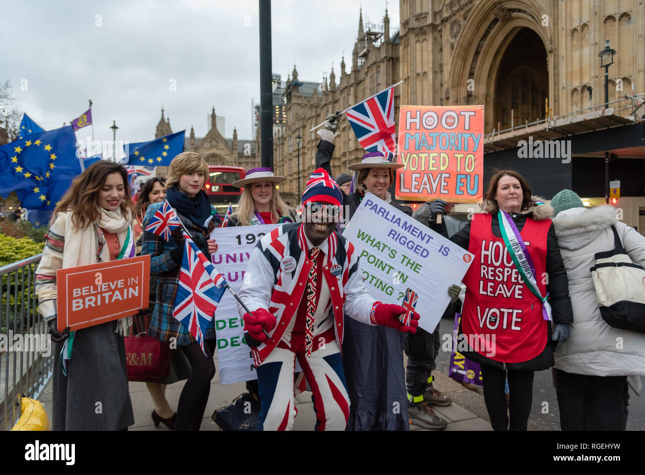 Londra, Regno Unito. Il 29 gennaio 2019. I manifestanti per rimanere e lasciare di parte protestavano fianco a fianco al di fuori del Parlamento oggi, in attesa che i vari emendamenti votati in seno alla Camera dei Comuni. Credito: Ilyas Ayub / Alamy Live News Foto Stock