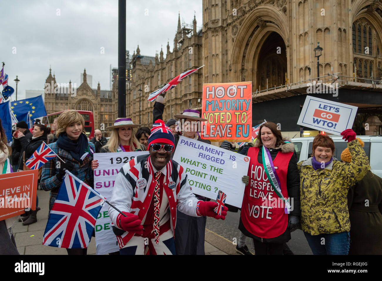 Londra, Regno Unito. Il 29 gennaio 2019. I manifestanti per rimanere e lasciare di parte protestavano fianco a fianco al di fuori del Parlamento oggi, in attesa che i vari emendamenti votati in seno alla Camera dei Comuni. Credito: Ilyas Ayub / Alamy Live News Foto Stock