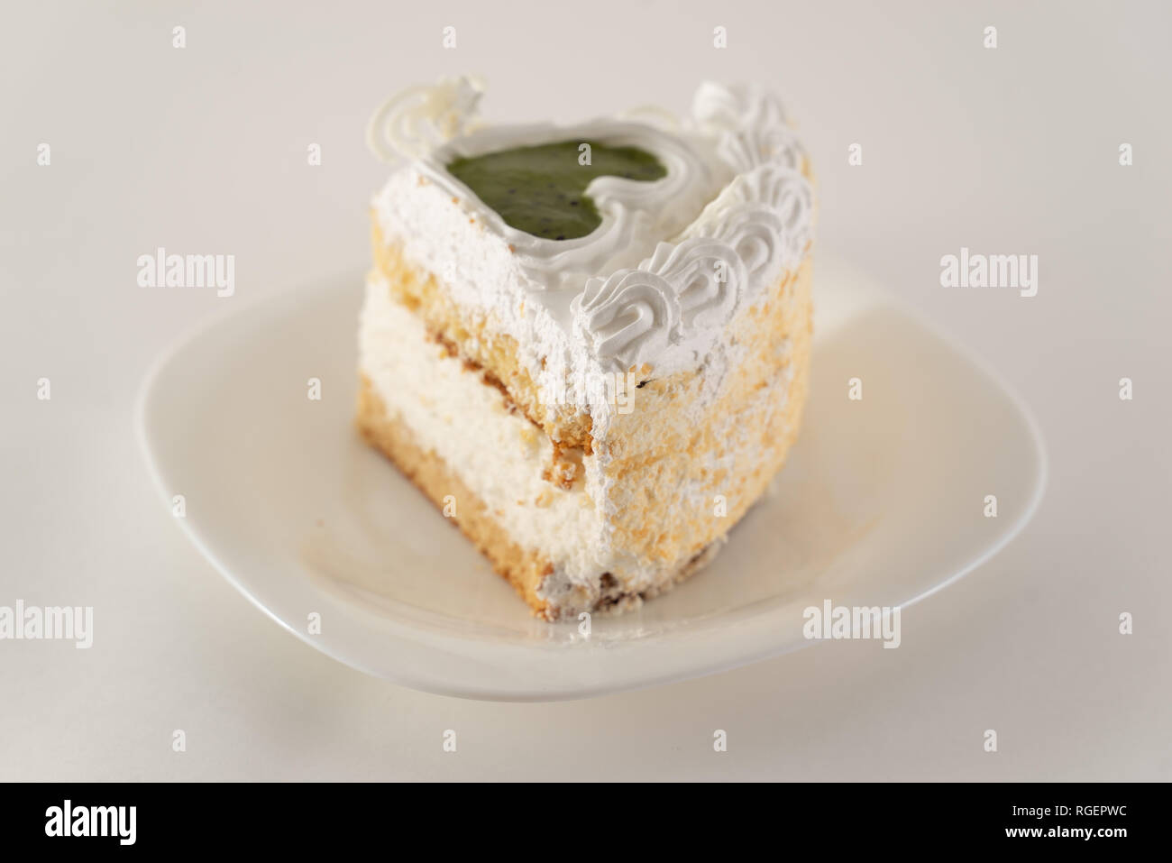 Pezzo di torta su una piastra bianca shot dal lato Foto Stock