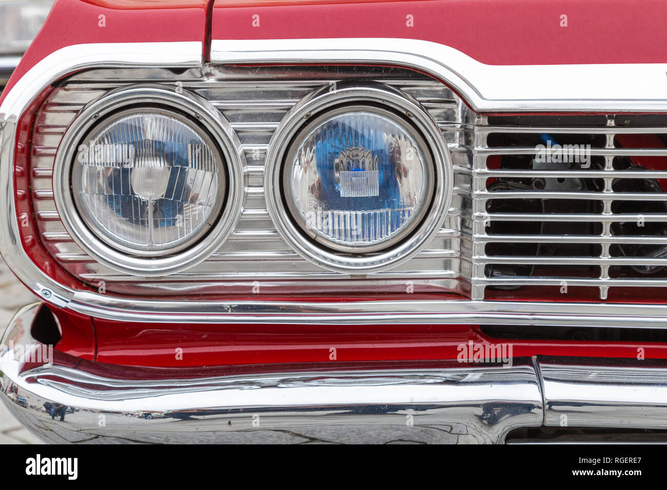 Il faro e la griglia di un 1960s berlina americana Foto Stock