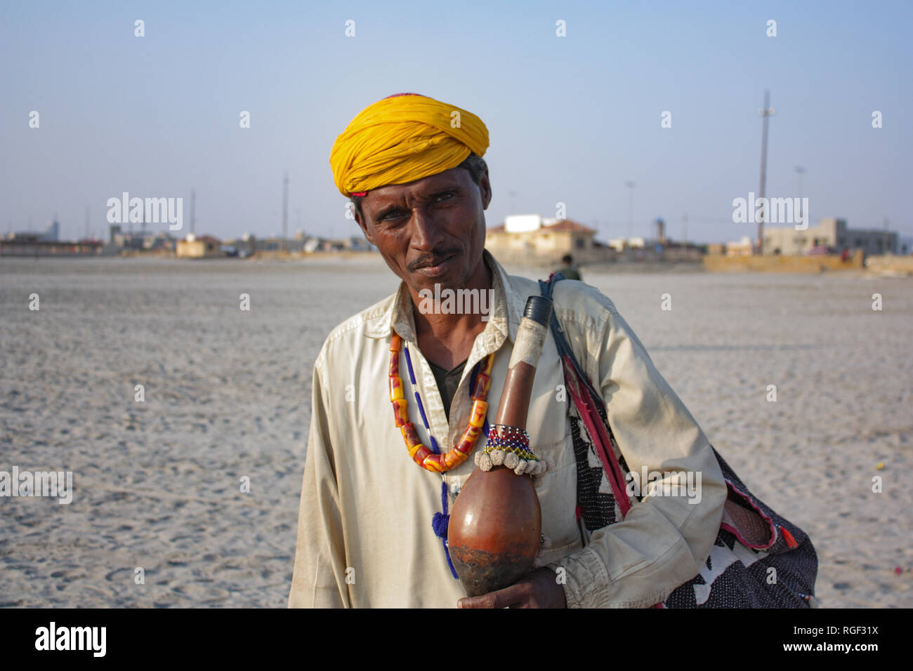 Chit Chat con Snake incantatore e catturato il suo belle immagini a vista mare Clifton Beach Karachi Foto Stock