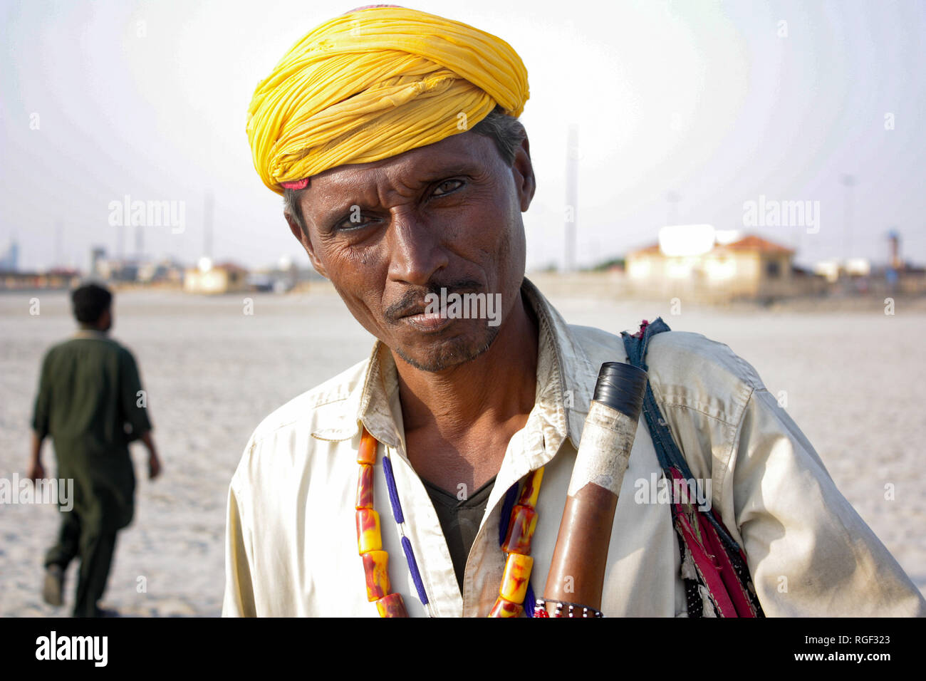 Chit Chat con Snake incantatore e catturato il suo belle immagini a vista mare Clifton Beach Karachi Foto Stock