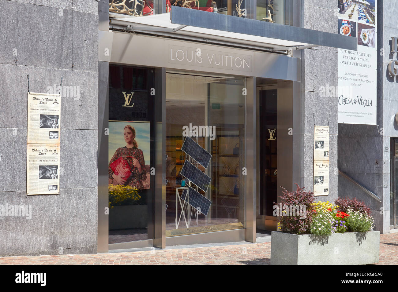 Saco Na Janela Da Loja De Louis Vuitton, Logotipo Do LV Foto de