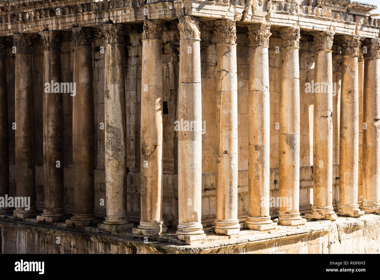 Enormi colonne di pietra del Tempio di Bacco, Heliopolis rovine romane, Baalbek, Libano Foto Stock