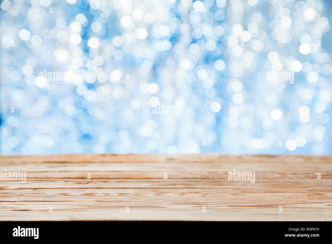 Svuotare tavolo in legno più festosa sfondo bokeh di fondo. Vacanze di Pasqua concept Foto Stock