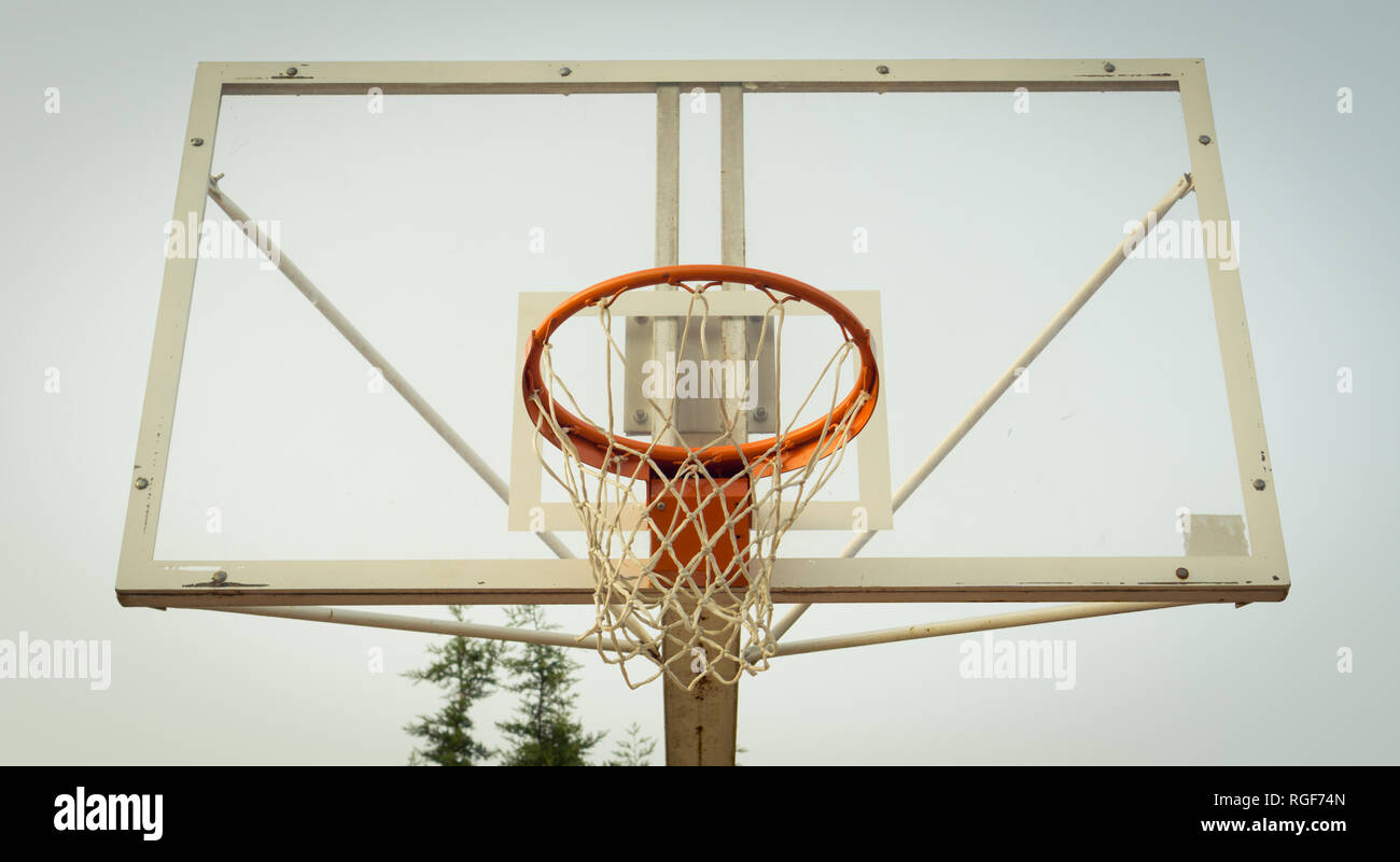 Basketball hoop in aria aperta. Vista dal lato anteriore. Street Basket Foto Stock