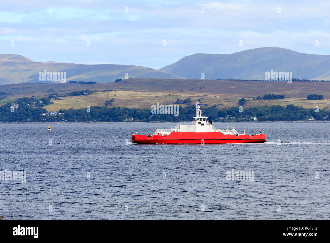 Piccolo rosso e bianco sul traghetto Scottish loch Foto Stock
