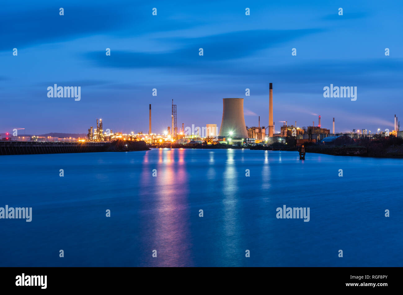 Tempo di notte vista di Stanley raffineria di petrolio (Essar energia) dal Manchester Ship Canal presi da Ellesmere Port Foto Stock