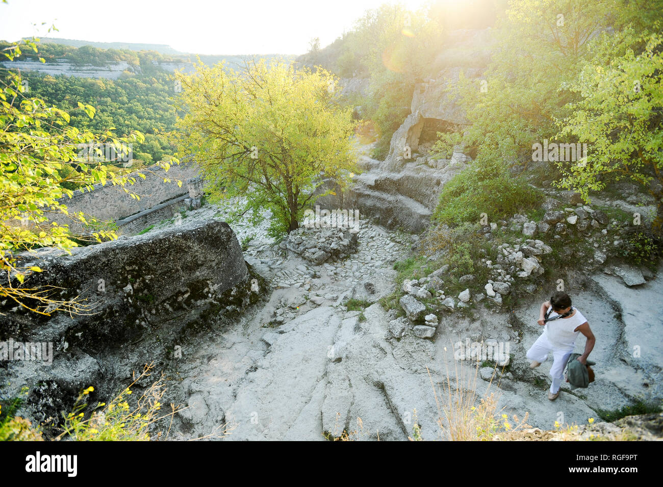 Cancello Sud e medievale città-fortezza Çufut Qale (fortezza ebraica) in Crimea in montagna Chufut-Kale, nei pressi di Bakhchisaray, Crimea, Ucraina. Ottobre Foto Stock