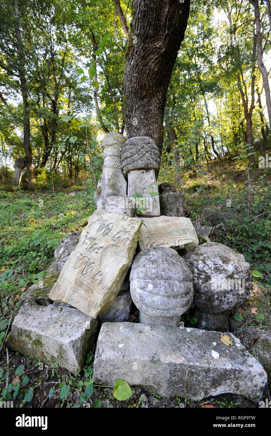 Tatar cimitero musulmano nella foresta in Crimea montagne vicino Vysoke, Crimea, Ucraina. 2 ottobre 2008 © Wojciech Strozyk / Alamy Stock Photo Foto Stock