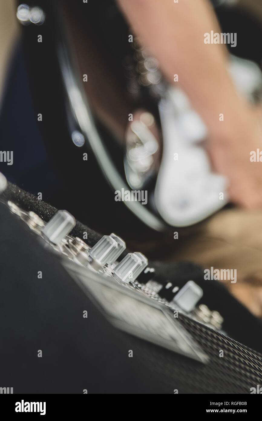 8 anno di età Inglesi Indian boy praticando la chitarra a casa. Foto Stock