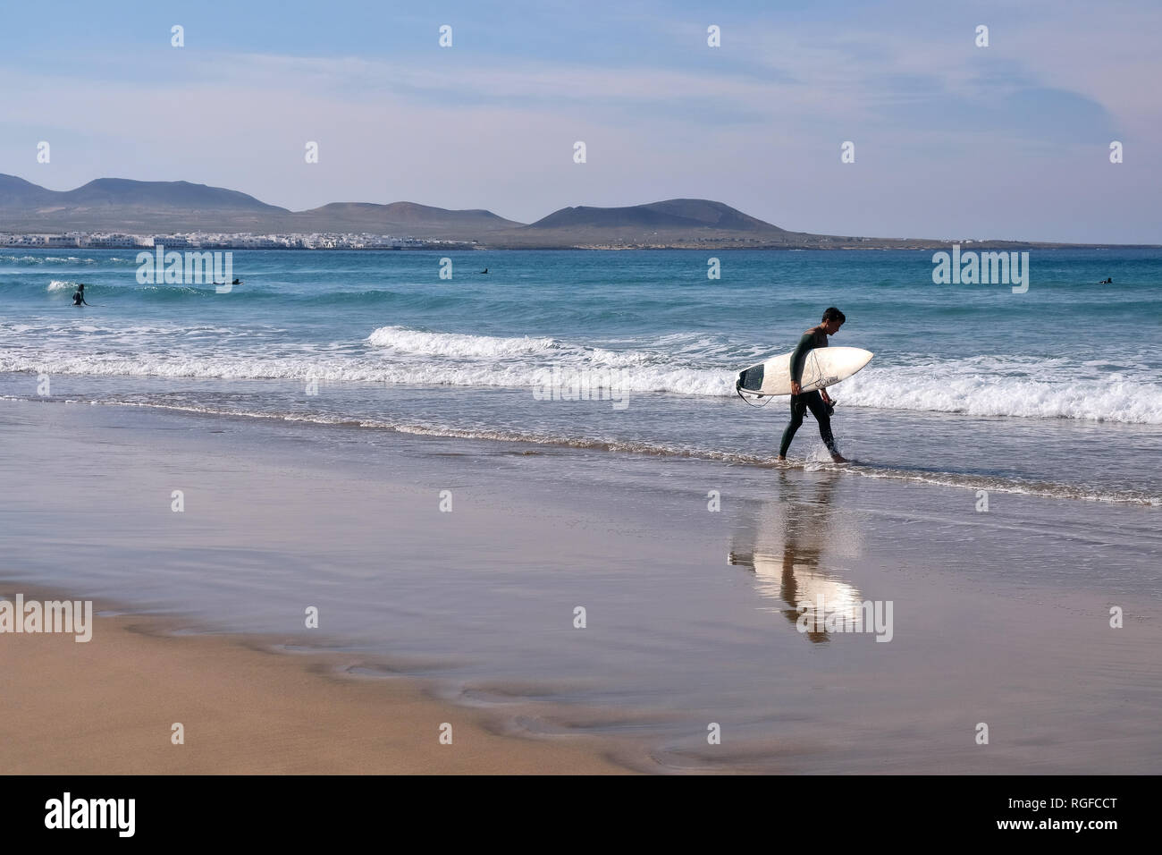 Surfer a Playa de Famara. Foto Stock