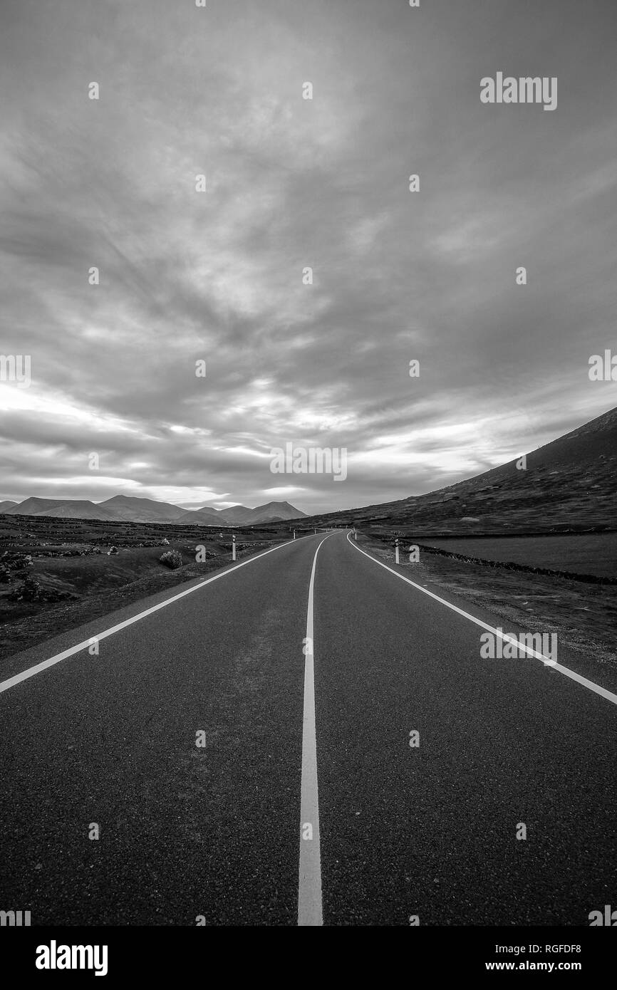 La strada attraverso la zona vinicola di Geria. Foto Stock