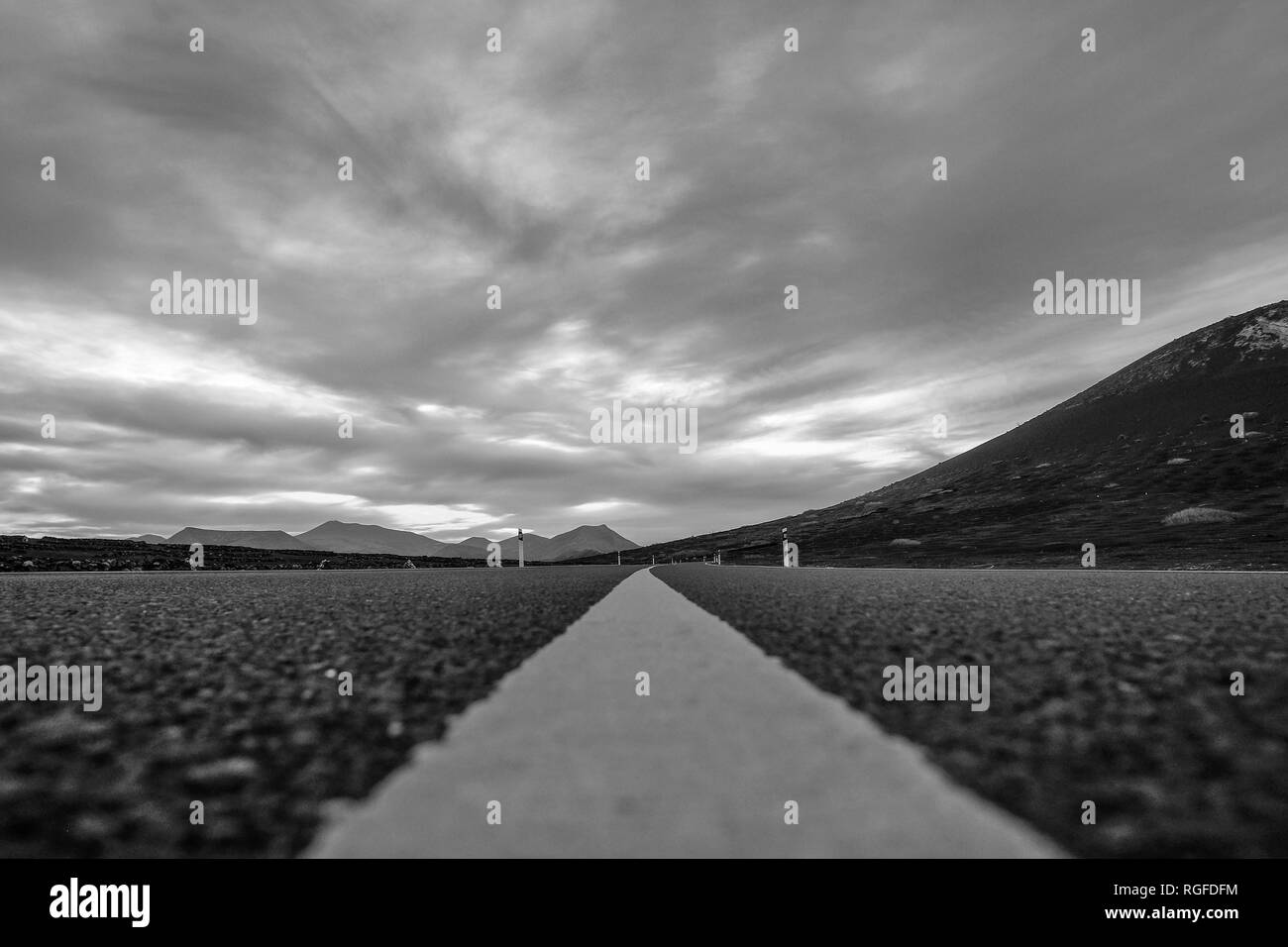 La strada attraverso la zona vinicola di Geria. Foto Stock