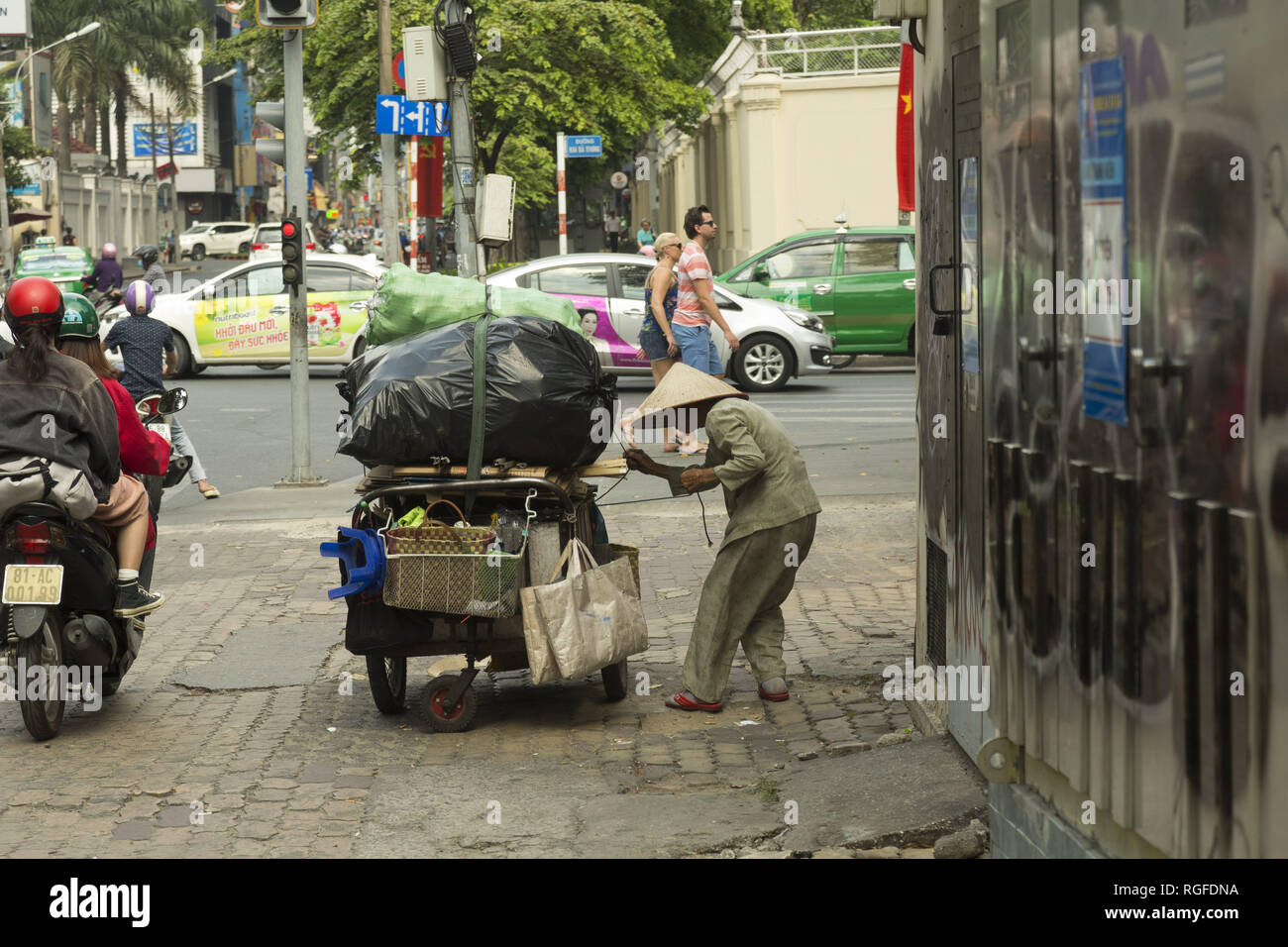 Povera donna la raccolta di rifiuti in Ho Chi Minh, Vietnam Foto Stock