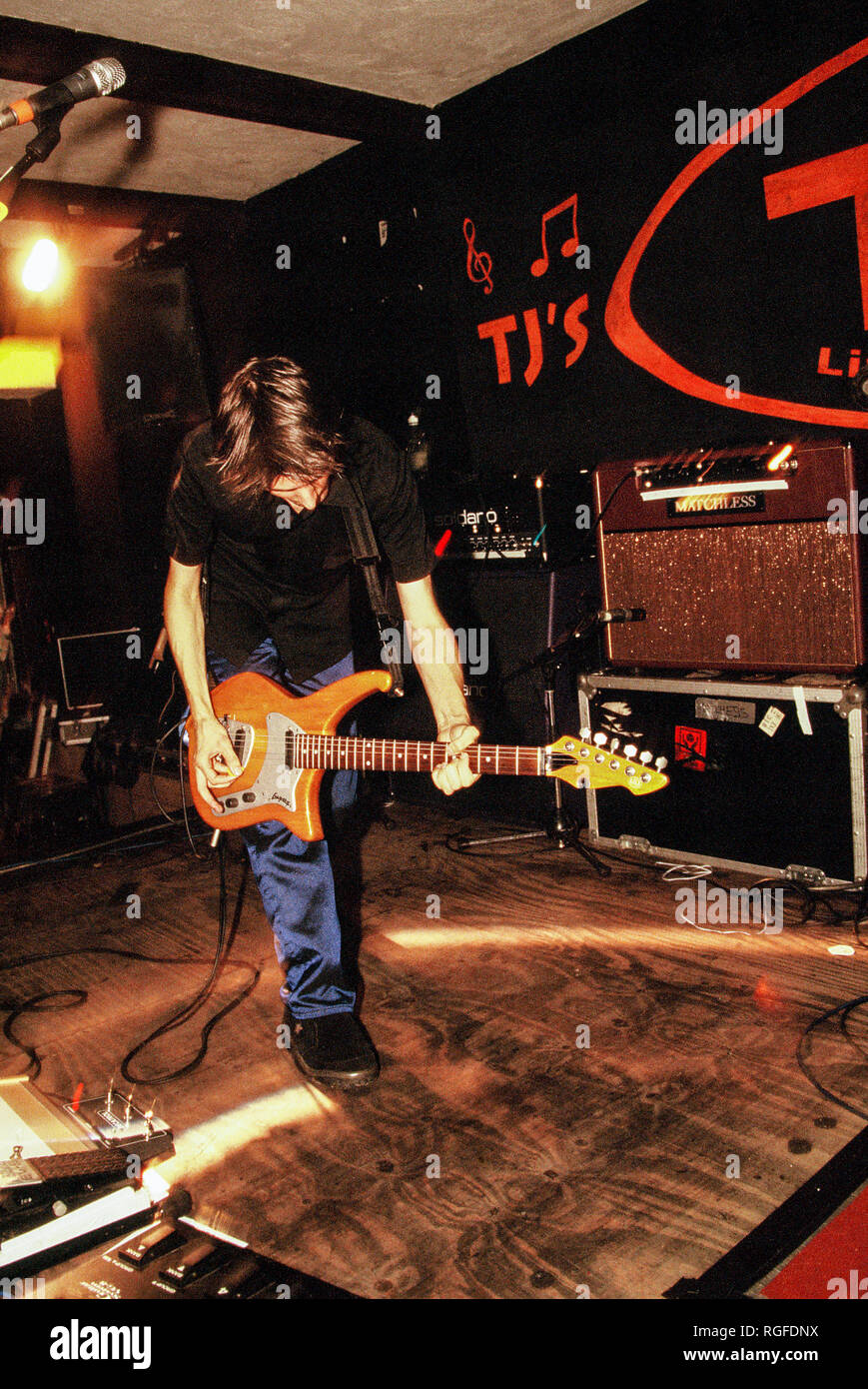 Matt Bellamy della band Muse, eseguendo in TJ's a Newport, Galles, 4 settembre 1999 Foto Stock