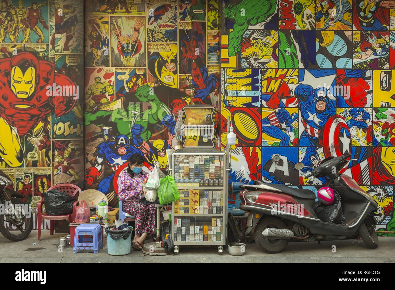 Donna di vendita di alimenti in Ho Chi Minh, Vietnam Foto Stock