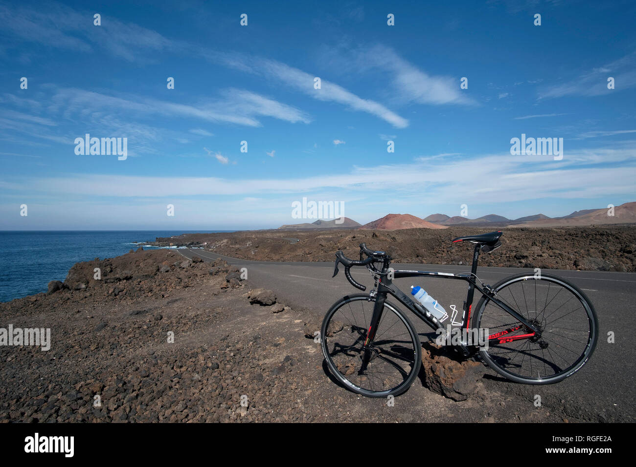 Bici da corsa su strada attraverso il Parco Nazionale di Timanfaya. Foto Stock