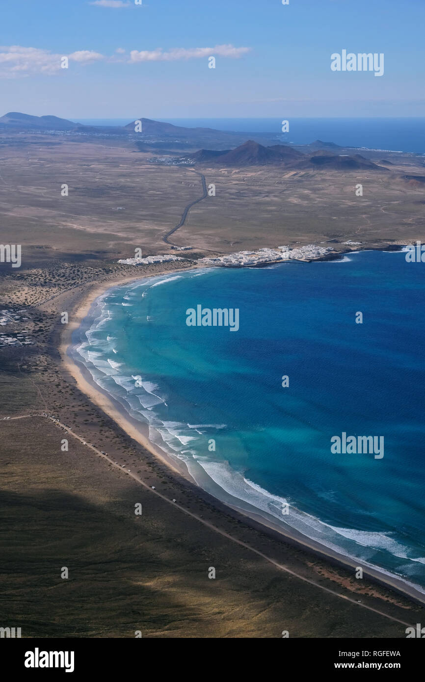 Vista dal Mirador del Bosquecillo a Caleta de Famara e Playa de Famara. Foto Stock