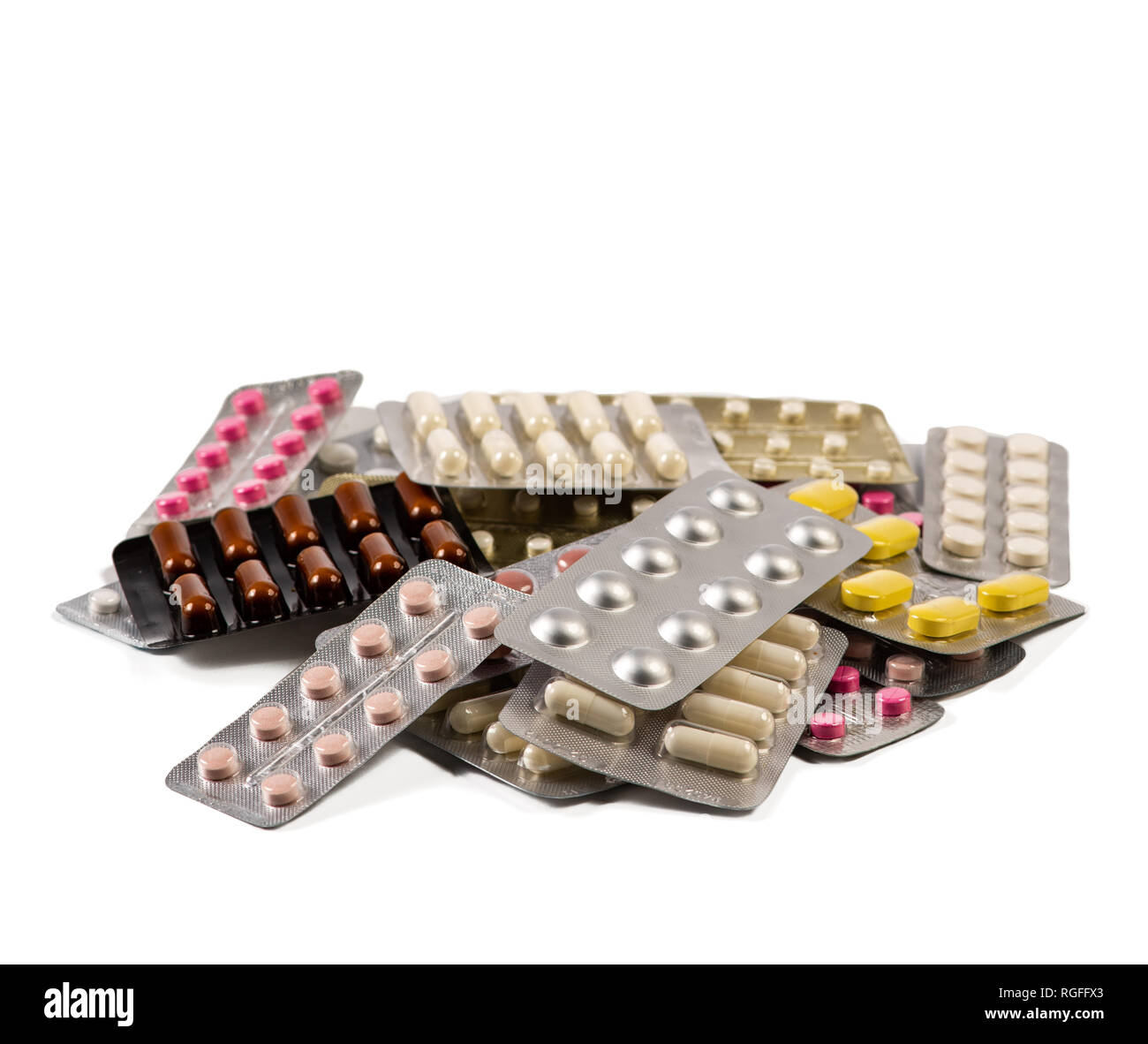 La prescrizione di farmaci concetto. Di colore vario capsule, confetti e compresse confezionate in blister di plastica. Isolato su sfondo bianco con copia spazio sopra Foto Stock