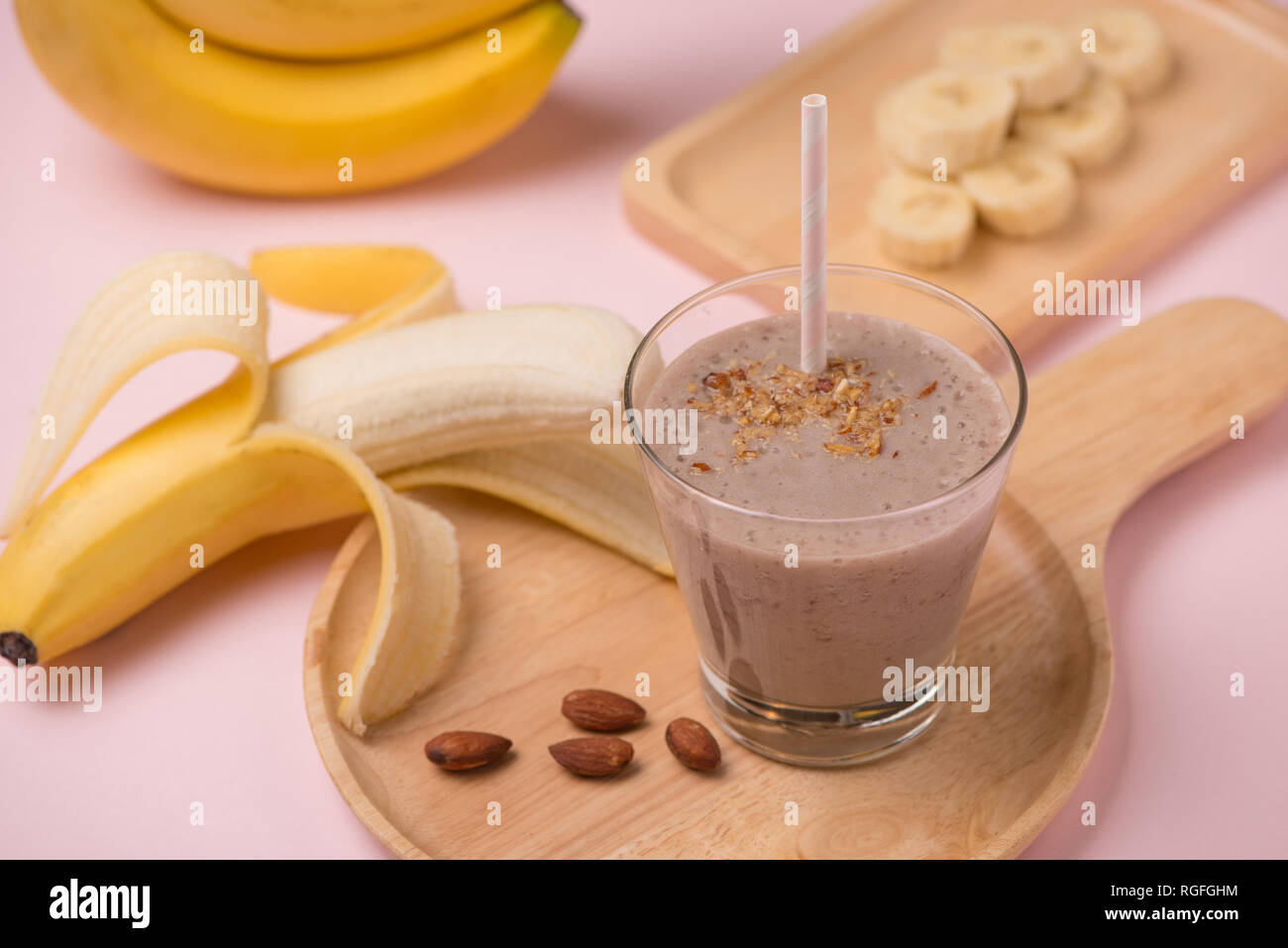 Fatta fresca frullato di Banana su sfondo rosa Foto Stock