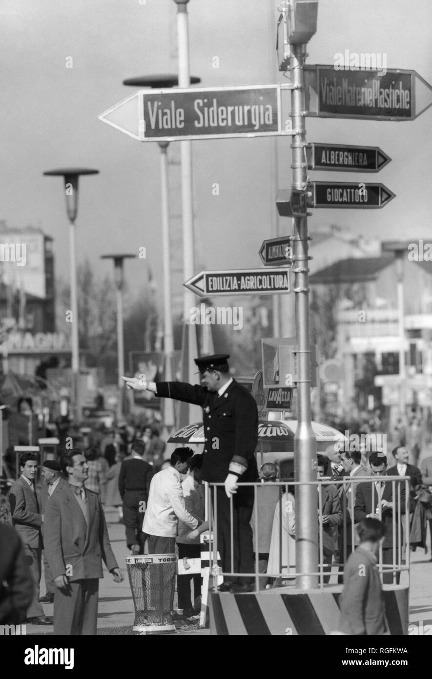 L'Italia, Lombardia, Milano, servizio attento alla fiera, 1955 Foto Stock
