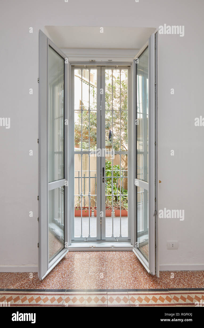 Nuovo doppi vetri alle finestre aperte con gate in bianco, appartamento ristrutturato Foto Stock