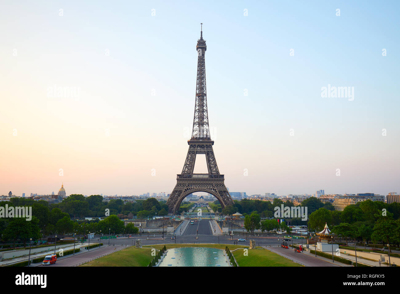 Torre Eiffel, chiara mattina d'estate dal Trocadero a Parigi, Francia Foto Stock