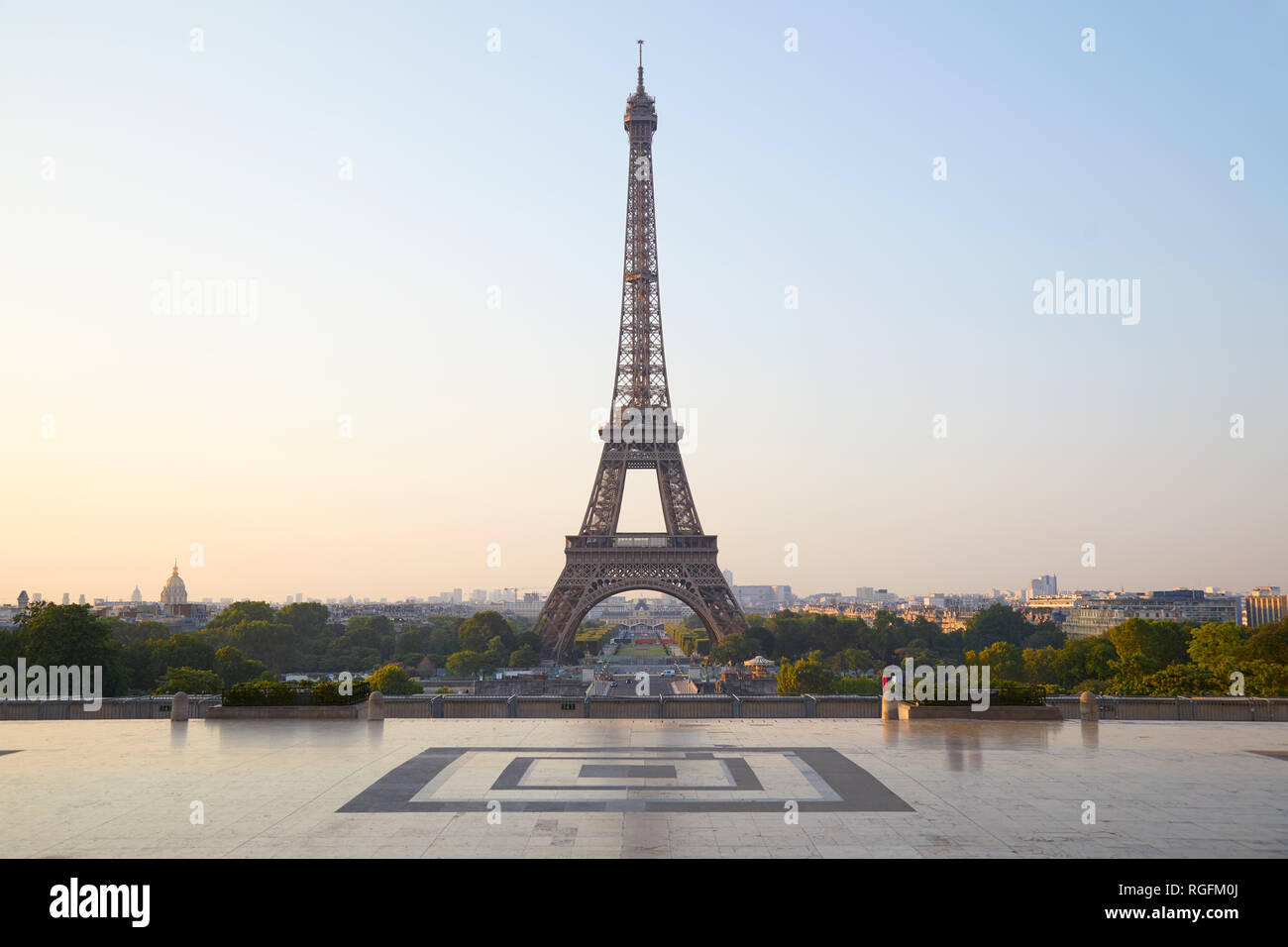 Torre Eiffel, cancellare sunrise a Trocadero, nessuno a Parigi, Francia Foto Stock